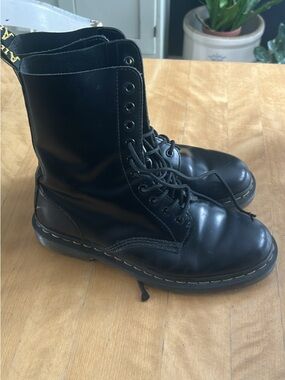 Dr Marten 1490 Classic Black Combat Boots size 9 Men or 10 Female